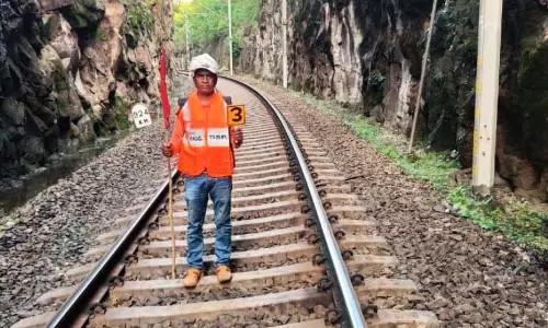 मोबाइल पेट्रोलिंग टीम की वजह से बारिश में भी लगातार ट्रेनो का हो रहा संचालन