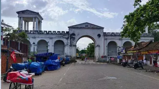 Kerala: कोच्चि में हड़ताल के दौरान बस सेवा ठप, यात्री परेशान Kerala: कोच्चि में हड़ताल के दौरान बस सेवा ठप, यात्री परेशान