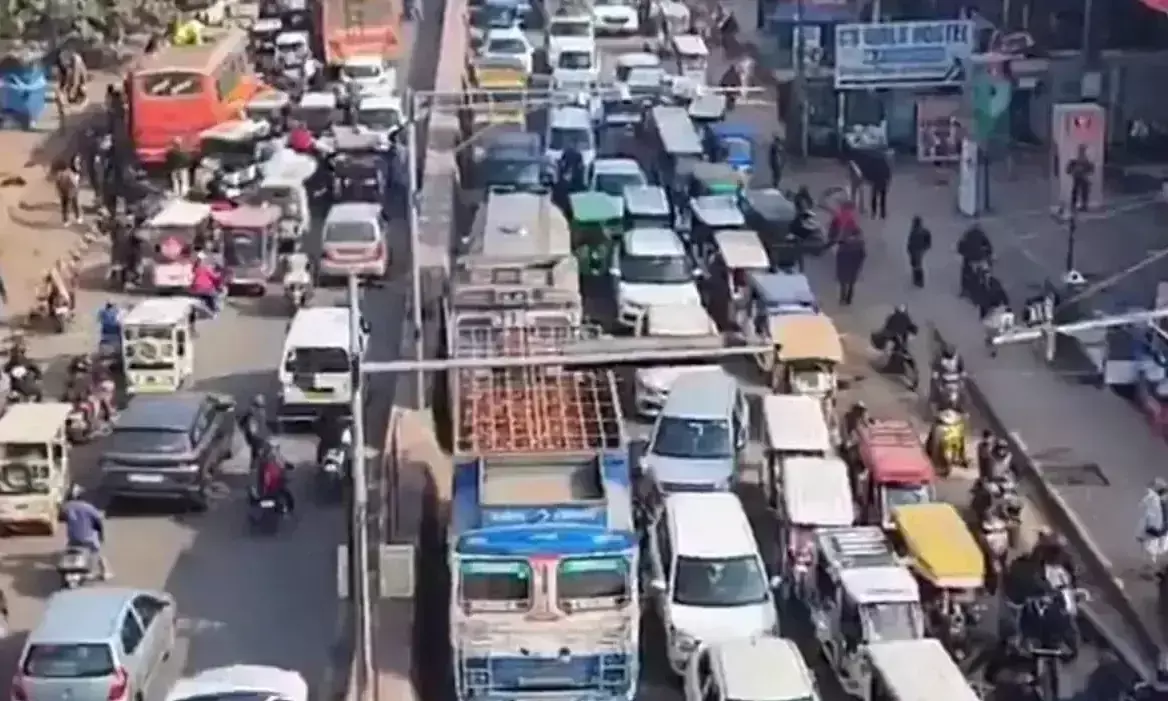 Nawabganj: जाम की मार से नवाबगंज का बाजार मार्ग बना मुसीबत