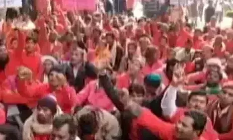Lucknow: कुली ऐप और ट्रॉली सिस्टम पर भड़के कुली, सड़कों पर उतरे