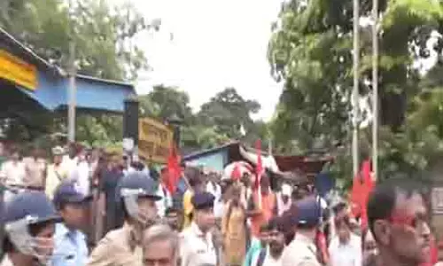 देशभर में ट्रेड यूनियनों ने किया भारत बंद, Jadavpur में रेल पटरियां जाम