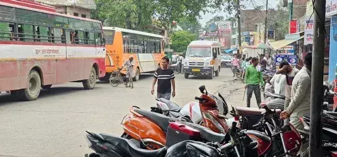 Farrukhabad: एंबुलेंस तक जाम में फंसी, रोडवेज पर अव्यवस्था का आलम Farrukhabad: एंबुलेंस तक जाम में फंसी, रोडवेज पर अव्यवस्था का आलम