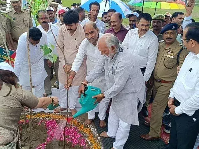 Lucknow: मां को समर्पित अभियान में करोड़ों पौधे धरती की गोद में