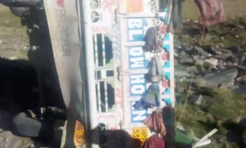 HRTC कर्मचारियों ने दुर्घटना पीड़ितों को बचाने के लिए खाई पार की