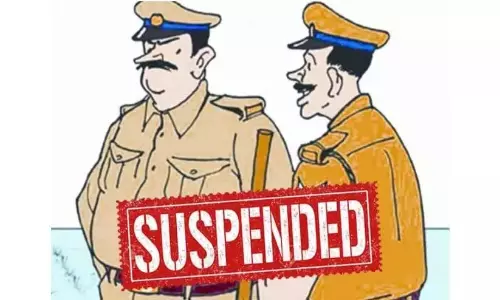 हत्या की सूचना मिलने के बावजूद मौके पर न पहुंचने पर दो पुलिसकर्मी निलंबित