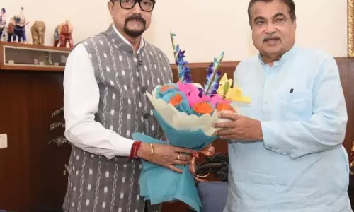 राज्यपाल डेका ने केन्द्रीय सड़क परिवहन एवं राजमार्ग मंत्री  गड़करी से की सौजन्य भेंट
