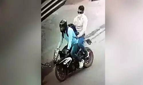 Hayatnagar में बाइक सवारों ने बुजुर्ग महिला से सोने की चेन लूटी Hayatnagar में बाइक सवारों ने बुजुर्ग महिला से सोने की चेन लूटी