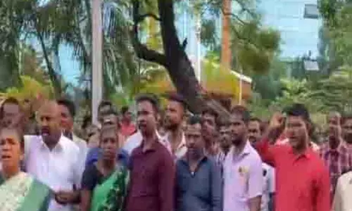 Thoothukudi में सफाई कर्मचारियों ने बेहतर सुविधाओं और वेतन की मांग को लेकर विरोध प्रदर्शन किया