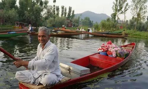 Kashmir में बारिश से मौसम ठंडा, अगले 36 घंटों में और बारिश की संभावना Kashmir में बारिश से मौसम ठंडा, अगले 36 घंटों में और बारिश की संभावना