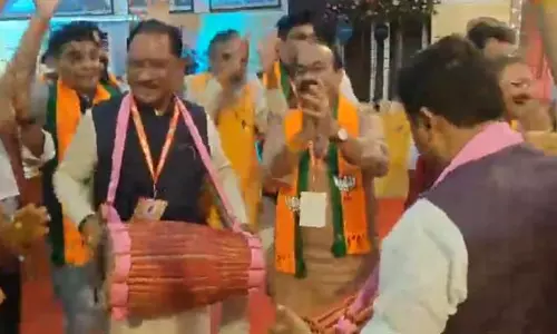 विष्णुदेव साय ने ढोलक बजाया, मैनपाट में खूब नाचे सांसद, मंत्री और विधायक विष्णुदेव साय ने ढोलक बजाया, मैनपाट में खूब नाचे सांसद, मंत्री और विधायक
