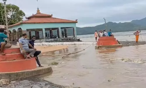 Cuttack : बाढ़ का कहर, मंदिर परिसर पानी में डूबा Cuttack : बाढ़ का कहर, मंदिर परिसर पानी में डूबा