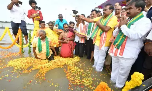 Andhra : इब्राहिमपट्टनम के पवित्र संगम पर जल शुद्धिकरण Andhra : इब्राहिमपट्टनम के पवित्र संगम पर जल शुद्धिकरण