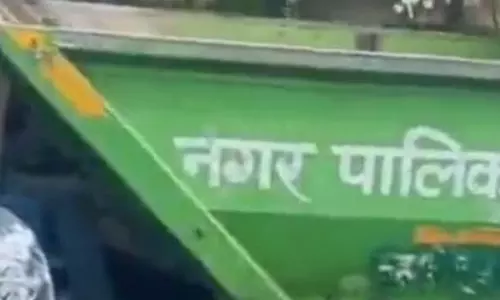 कचरा गाड़ी में लाश को ले जाने पर बिफरे लोग, मर गई इंसानियत