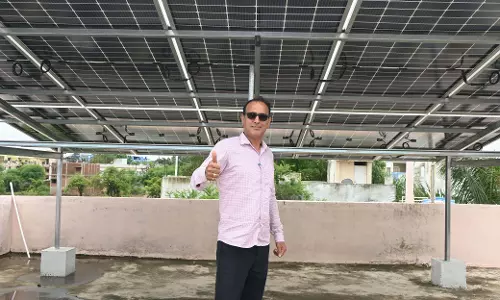 सूरज की तपिश से फ़ैल रहा घर आँगन में उजियारा