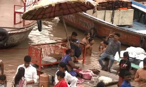 UP : घाटों का आपसी संपर्क टूटा, गंगा ने पार किया खतरे का निशान UP : घाटों का आपसी संपर्क टूटा, गंगा ने पार किया खतरे का निशान