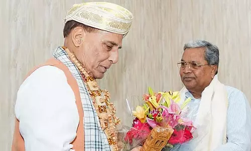 Karnataka : सीएम सिद्धारमैया ने राजनाथ सिंह से मुलाकात की