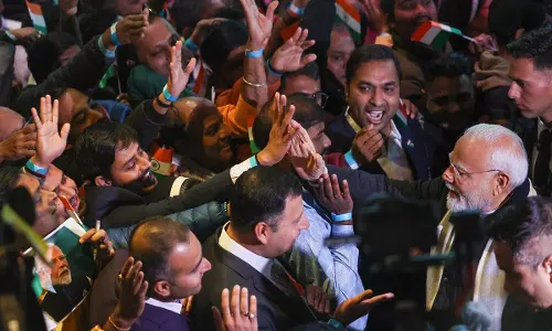 नामीबिया में भारतीयों ने Modi का गर्मजोशी से किया स्वागत नामीबिया में भारतीयों ने Modi का गर्मजोशी से किया स्वागत