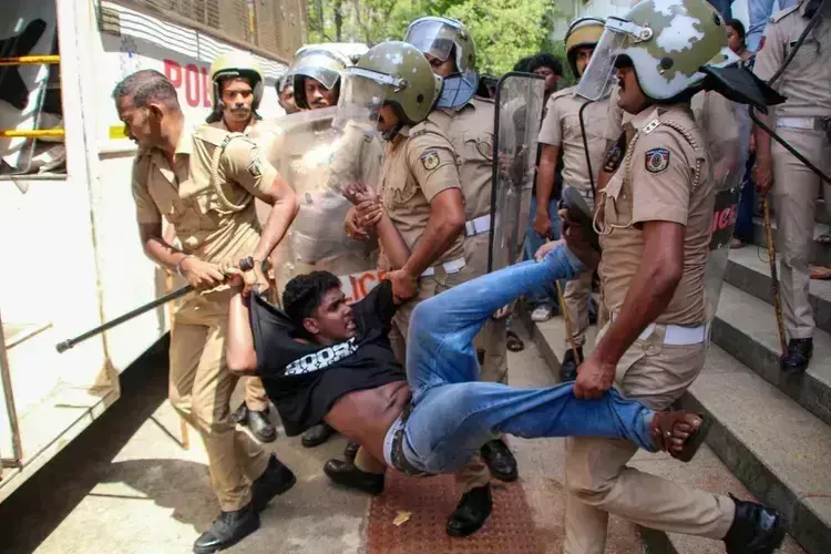 Kerala विश्वविद्यालय में हिंसक विरोध प्रदर्शन के बाद एसएफआई कार्यकर्ताओं के खिलाफ मामला दर्ज