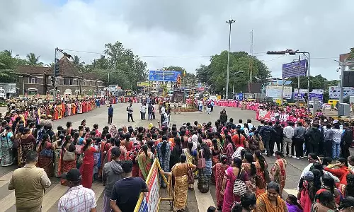 सामाजिक सुरक्षा प्रदान करने की मांग: मानव श्रृंखला बनाकर आक्रोश