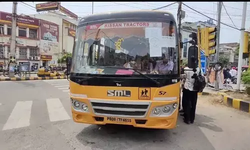 Jalandhar: स्कूल बस ओवरलोड पाई गई, चालान काटा गया Jalandhar: स्कूल बस ओवरलोड पाई गई, चालान काटा गया
