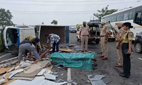 Phillaur के पास मिनी ट्रक पलटने से तीन लोगों की मौत, तीन घायल Phillaur के पास मिनी ट्रक पलटने से तीन लोगों की मौत, तीन घायल