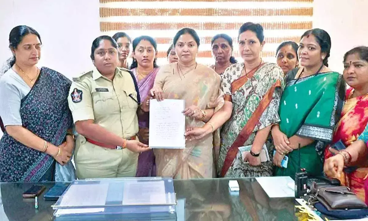 Andhra: प्रसन्ना की अपमानजनक बातचीत से नेल्लोर में तनाव बढ़ा Andhra: प्रसन्ना की अपमानजनक बातचीत से नेल्लोर में तनाव बढ़ा