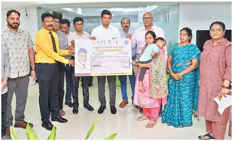 Andhra: मृतक एनआरटी के परिवार को 10 लाख रुपये का बीमा सौंपा गया Andhra: मृतक एनआरटी के परिवार को 10 लाख रुपये का बीमा सौंपा गया