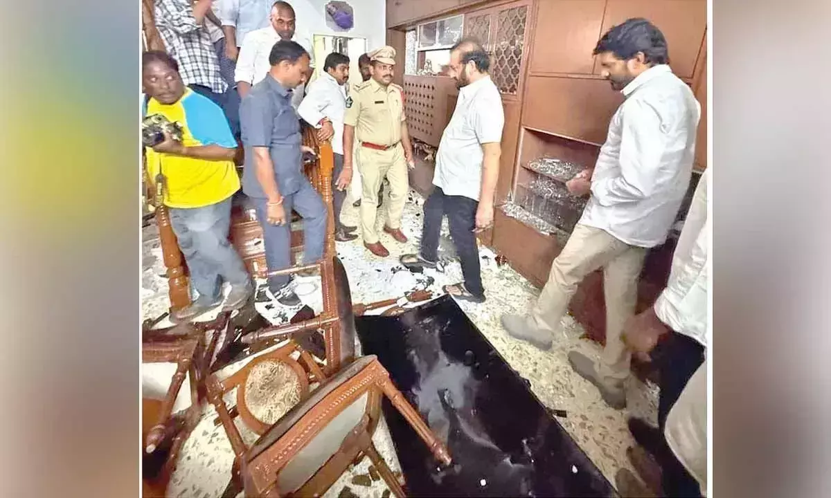 Andhra: कोवूर के पूर्व विधायक के घर पर हमला Andhra: कोवूर के पूर्व विधायक के घर पर हमला