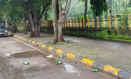 कमिश्नर ऑफिस के बाहर शराब का कूड़ा बरसाने से उठे कई सवाल कमिश्नर ऑफिस के बाहर शराब का कूड़ा बरसाने से उठे कई सवाल