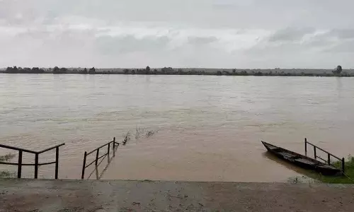 प्राणहिता परवल्लु.. जो पर्यटक प्रवास कर रहे