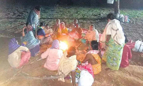 Yenkepally के किसान खेत की रखवाली कर रहे