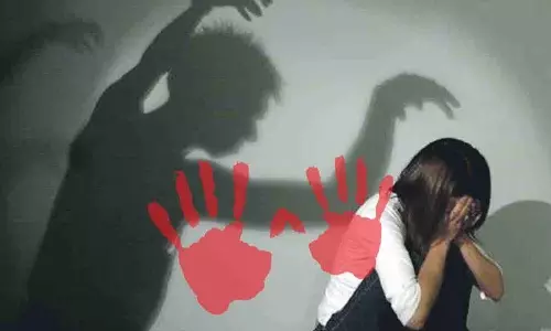 युवती का यौन उत्पीड़न युवती का यौन उत्पीड़न