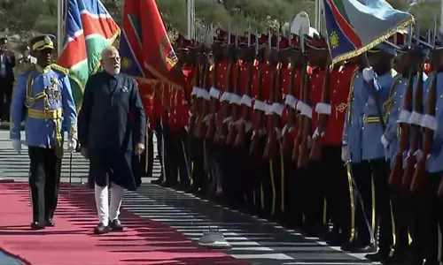 PM Modi का नामीबिया में औपचारिक स्वागत, राष्ट्रीय युद्ध स्मारक पर पुष्पांजलि अर्पित PM Modi का नामीबिया में औपचारिक स्वागत, राष्ट्रीय युद्ध स्मारक पर पुष्पांजलि अर्पित