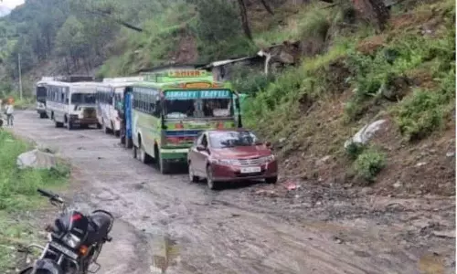 अचानक आई बाढ़ से Chamba-Tissa road अवरुद्ध