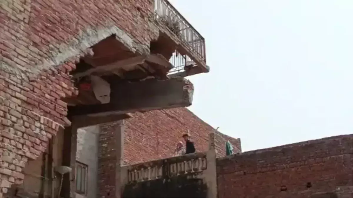 Farrukhabad: मकान का लेंटर गिरने से दो मजदूर गंभीर घायल Farrukhabad: मकान का लेंटर गिरने से दो मजदूर गंभीर घायल