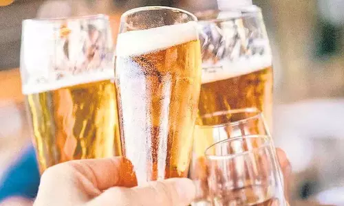 नशे में धुत ड्राइवर पब में बेहोश हुआ, घर लौटते समय कार पलटी