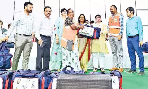 स्वच्छता बनाए रखने में सफाई कर्मचारियों की महत्वपूर्ण भूमिका स्वच्छता बनाए रखने में सफाई कर्मचारियों की महत्वपूर्ण भूमिका