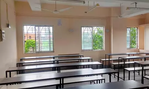 पूरी कक्षा होने के बजाय, अधिकांश छात्र अनुपस्थित रहते