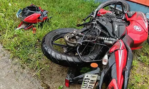 पूर्वी बर्दवान के पुरबस्थली में दर्दनाक सड़क हादसा पूर्वी बर्दवान के पुरबस्थली में दर्दनाक सड़क हादसा