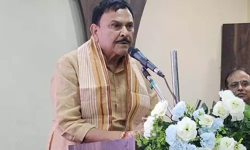 Trinamool विधायक के 14 वर्षीय पोते के हाथ में राइफल Trinamool विधायक के 14 वर्षीय पोते के हाथ में राइफल