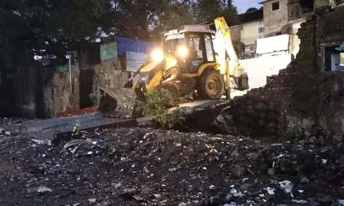 किंग्स सर्कल स्टेशन के आसपास भूमि विवाद बढ़ा, पुनर्विकास योजनाओं पर विवाद