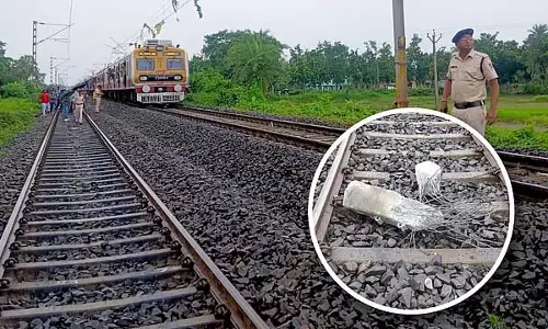 पटरियों पर कंक्रीट के स्लीपर, सियालदह दक्षिण में बड़ा रेल हादसा टला पटरियों पर कंक्रीट के स्लीपर, सियालदह दक्षिण में बड़ा रेल हादसा टला