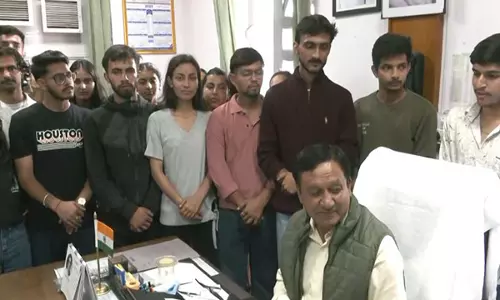 बाढ़ प्रभावित थुनाग: छात्रों ने मंत्री नेगी से परीक्षा स्थगित और ट्रांसफर की मांग की