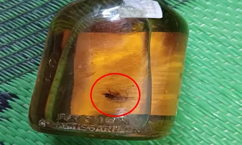 लालपुर भट्‌टी में गोवा गोल्डन शराब के पव्वे में निकला कीड़ा, ग्राहकों में गुस्सा