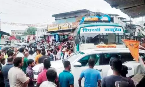 बड़ा हादसा: अनियंत्रित बस ने कार और फल ठेले को मारी जोरदार टक्कर