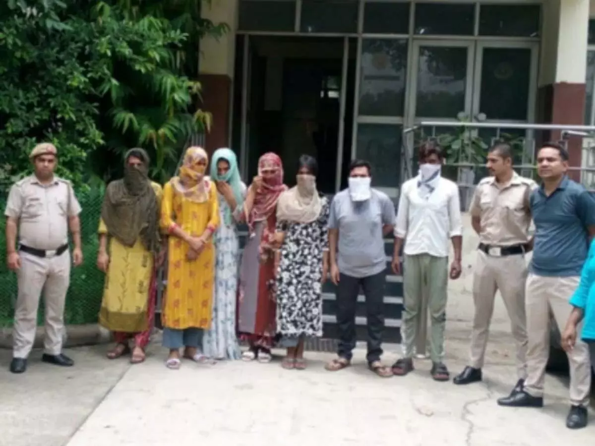 ट्रैफिक सिग्नल में भीख मांगने वाले बांग्लादेशी निकले, सलवार पहनकर लोगों को कर रहे थे गुमराह ट्रैफिक सिग्नल में भीख मांगने वाले बांग्लादेशी निकले, सलवार पहनकर लोगों को कर रहे थे गुमराह