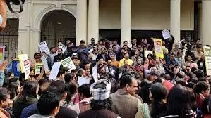 डीयू कर्मचारियों का विरोध 26वें दिन भी जारी, संघ ने की कार्रवाई की मांग डीयू कर्मचारियों का विरोध 26वें दिन भी जारी, संघ ने की कार्रवाई की मांग
