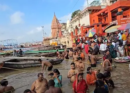 गुरु पूर्णिमा पर अयोध्या, प्रयागराज और वाराणसी में उमड़े श्रद्धालु, लगाई आस्था की डुबकी गुरु पूर्णिमा पर अयोध्या, प्रयागराज और वाराणसी में उमड़े श्रद्धालु, लगाई आस्था की डुबकी