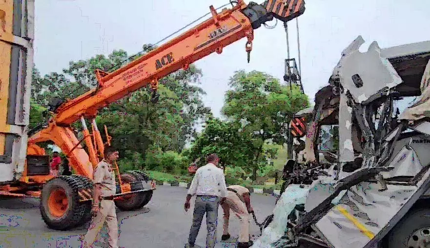 Haryana: एसी बस का भयानक हादसा, बस चालक की मौके पर मौत,कई घायल Haryana: एसी बस का भयानक हादसा, बस चालक की मौके पर मौत,कई घायल