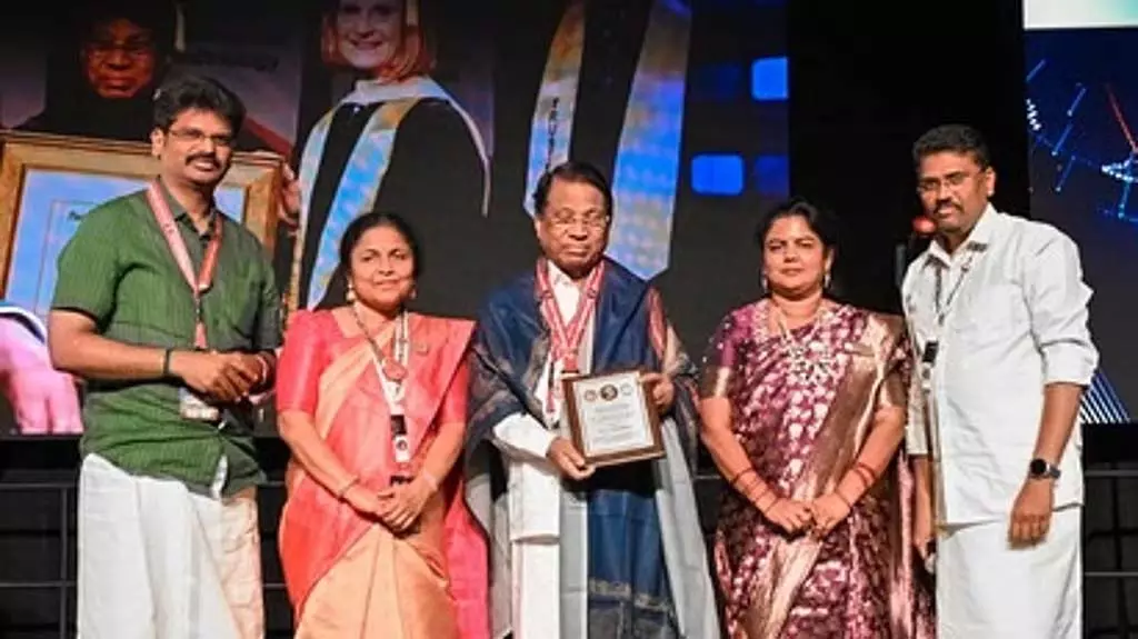 VIT चांसलर विश्वनाथन को उयार्थानी सेमल पुरस्कार मिला VIT चांसलर विश्वनाथन को उयार्थानी सेमल पुरस्कार मिला